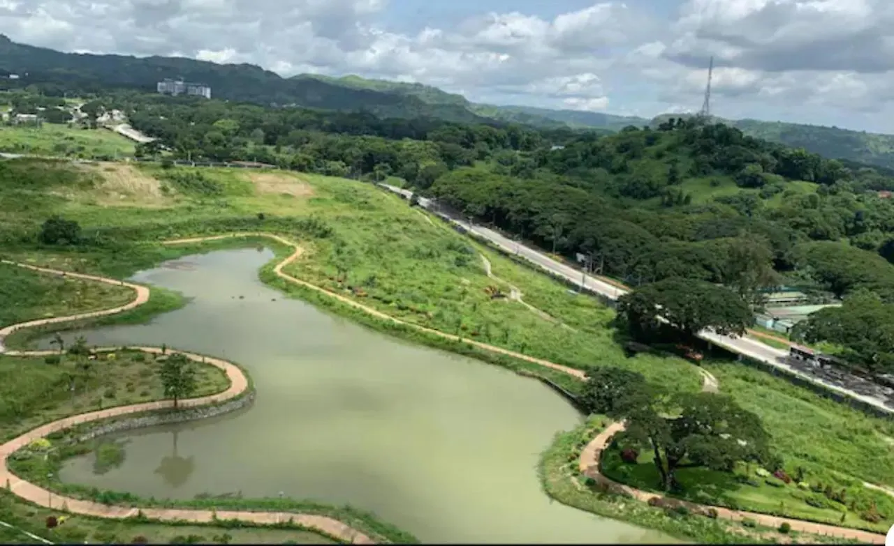 Aparthotel Spacious Luxury Condo W/ Kitchen Beside Hilton Clark D'Heights Mabalacat